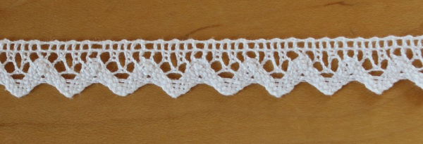 Weiße Klöppelspitze 15 mm aus 100% Baumwolle mit dekorativer Zackenkante und feiner Qualität für Näharbeiten, Textilverzierungen und DIY-Projekte.